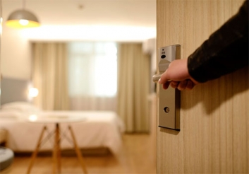 Milyen veszélyek leselkednek ránk a szállodai szobában